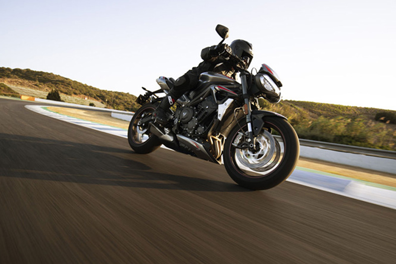 Moto2エンジン開発チームが改良を加えた765ccのトリプルエンジンを搭載