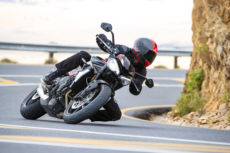 45mmシート高が下げられた新型Street Triple R Low（ストリート